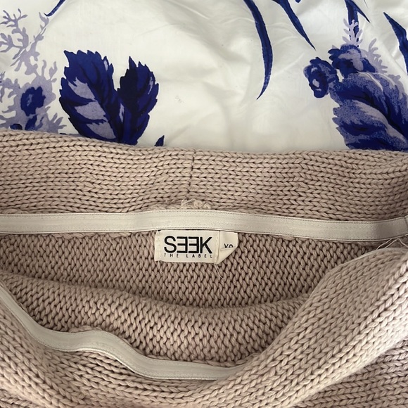 Seek the label off the shoulder sweater size XS - Picture 3 of 4